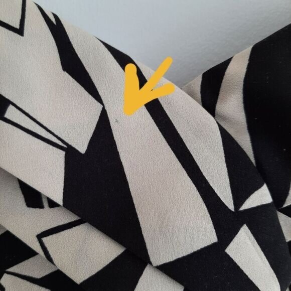 BILLABONG Spaghetti Strap Silky Tank Top B&W Sz M Flawed - Picture 5 of 16